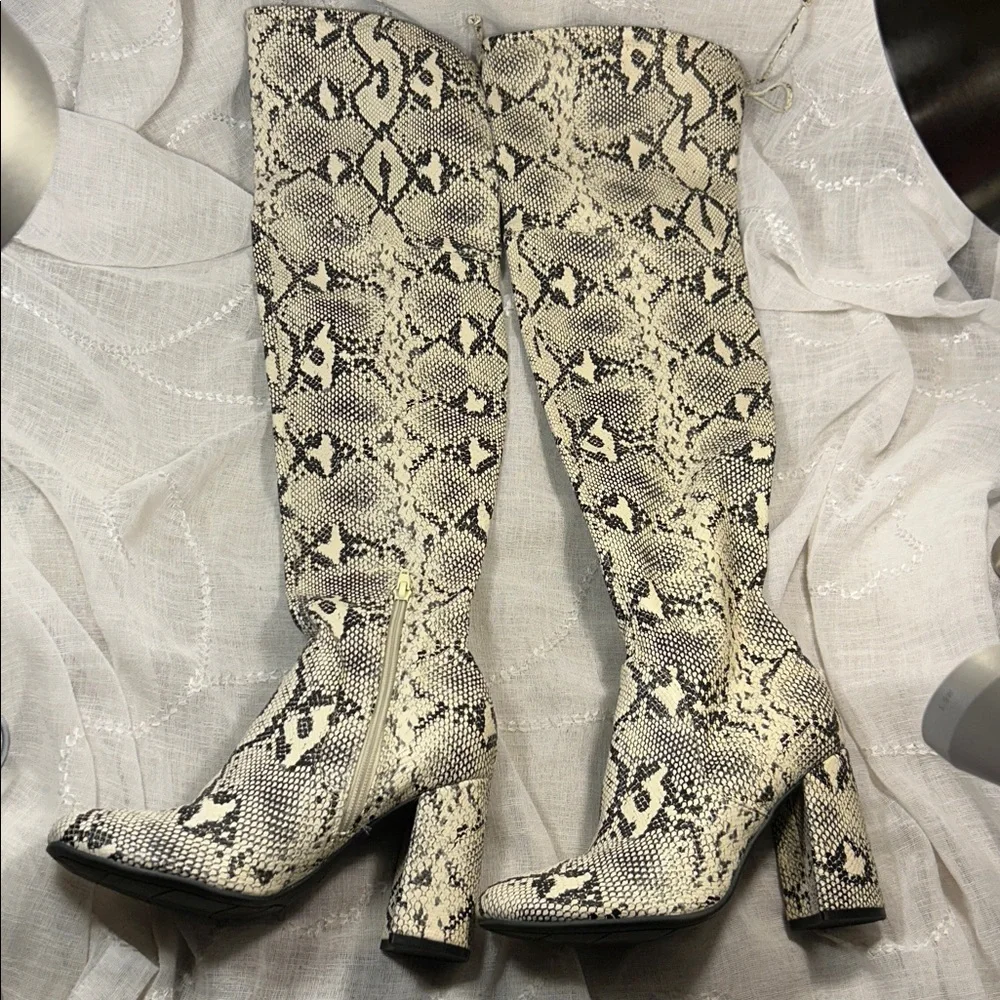 Unisa almost NEW Jaydi snake pattern thigh high heeled boots